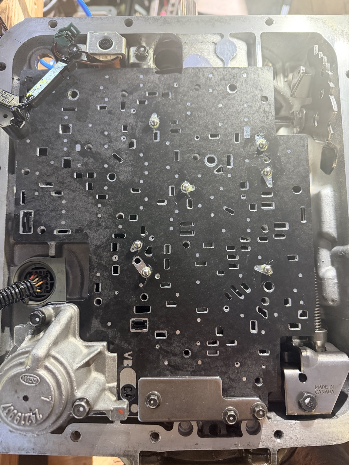 Transmission separator plate with check balls verified before valve body installation